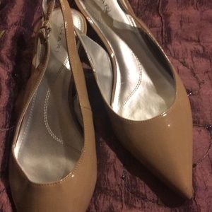 Tahari nude slingbacks